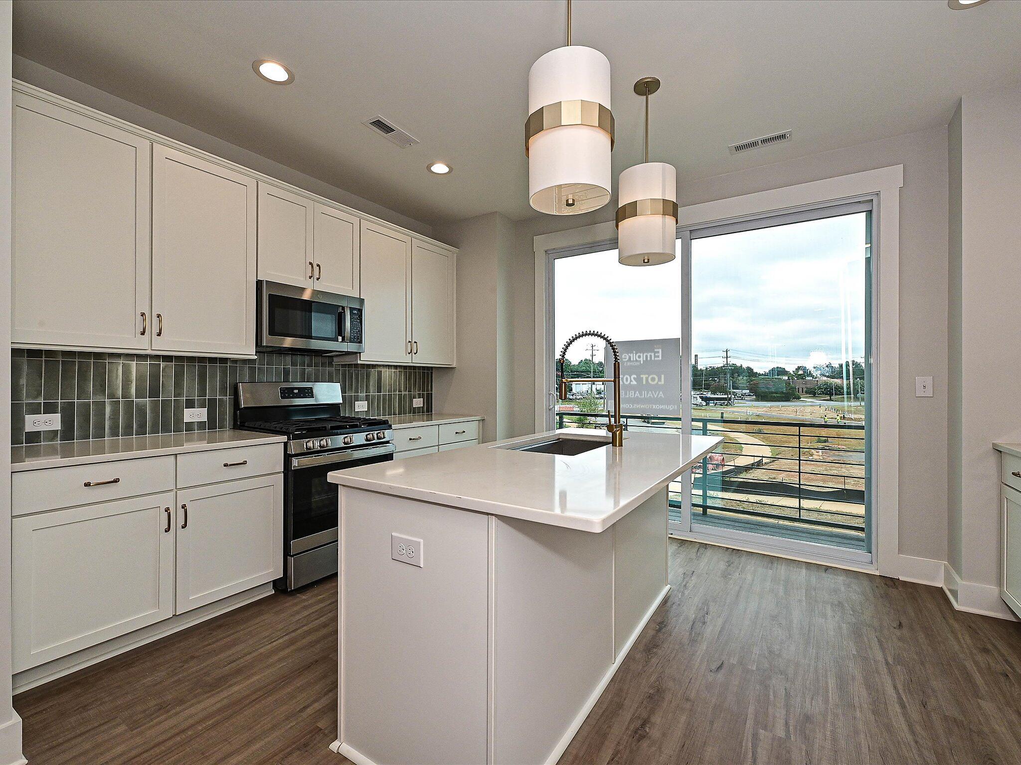 car-eqx0207-080125-09-kitchen-1