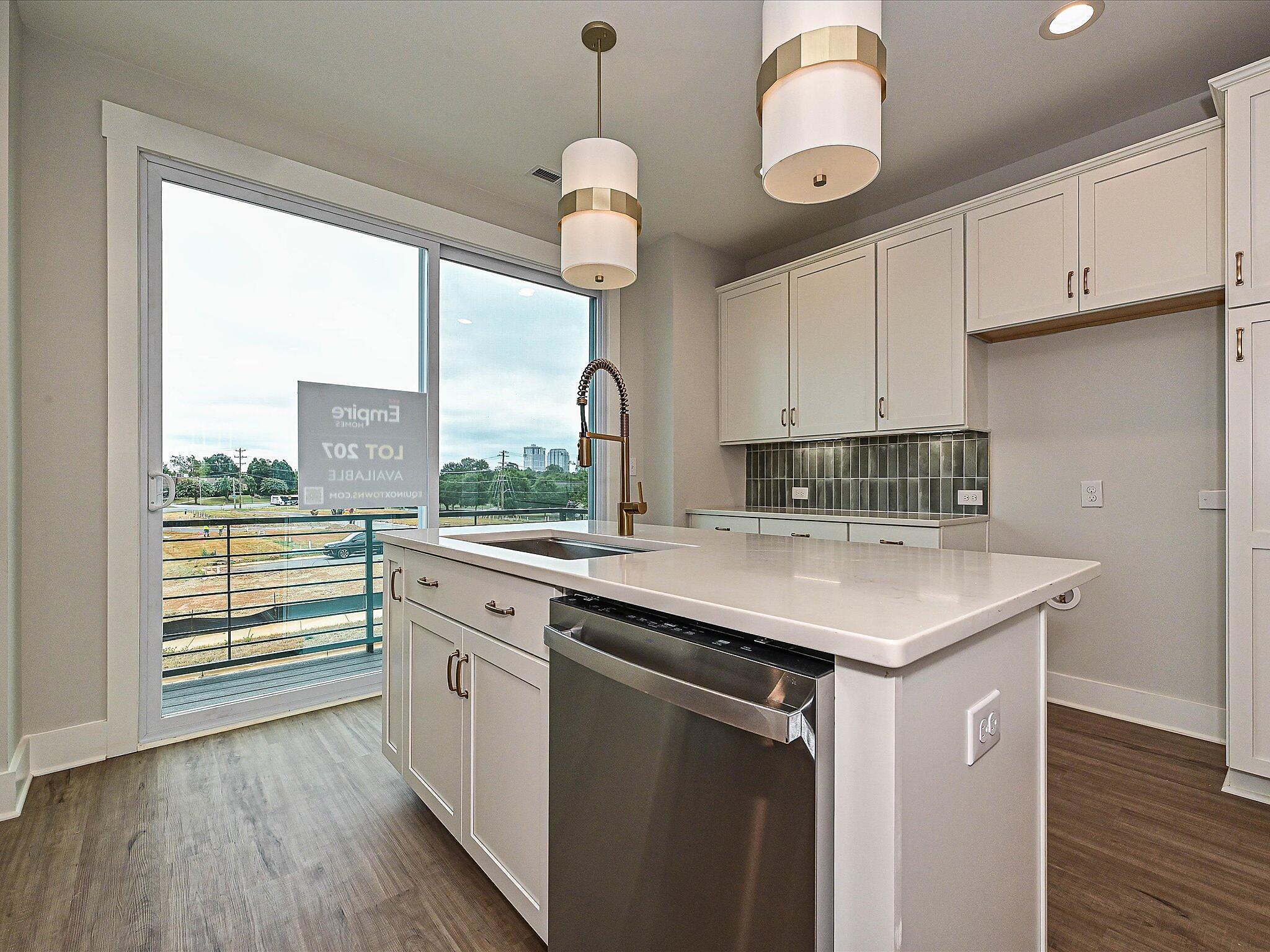 car-eqx0207-080125-10-kitchen-1