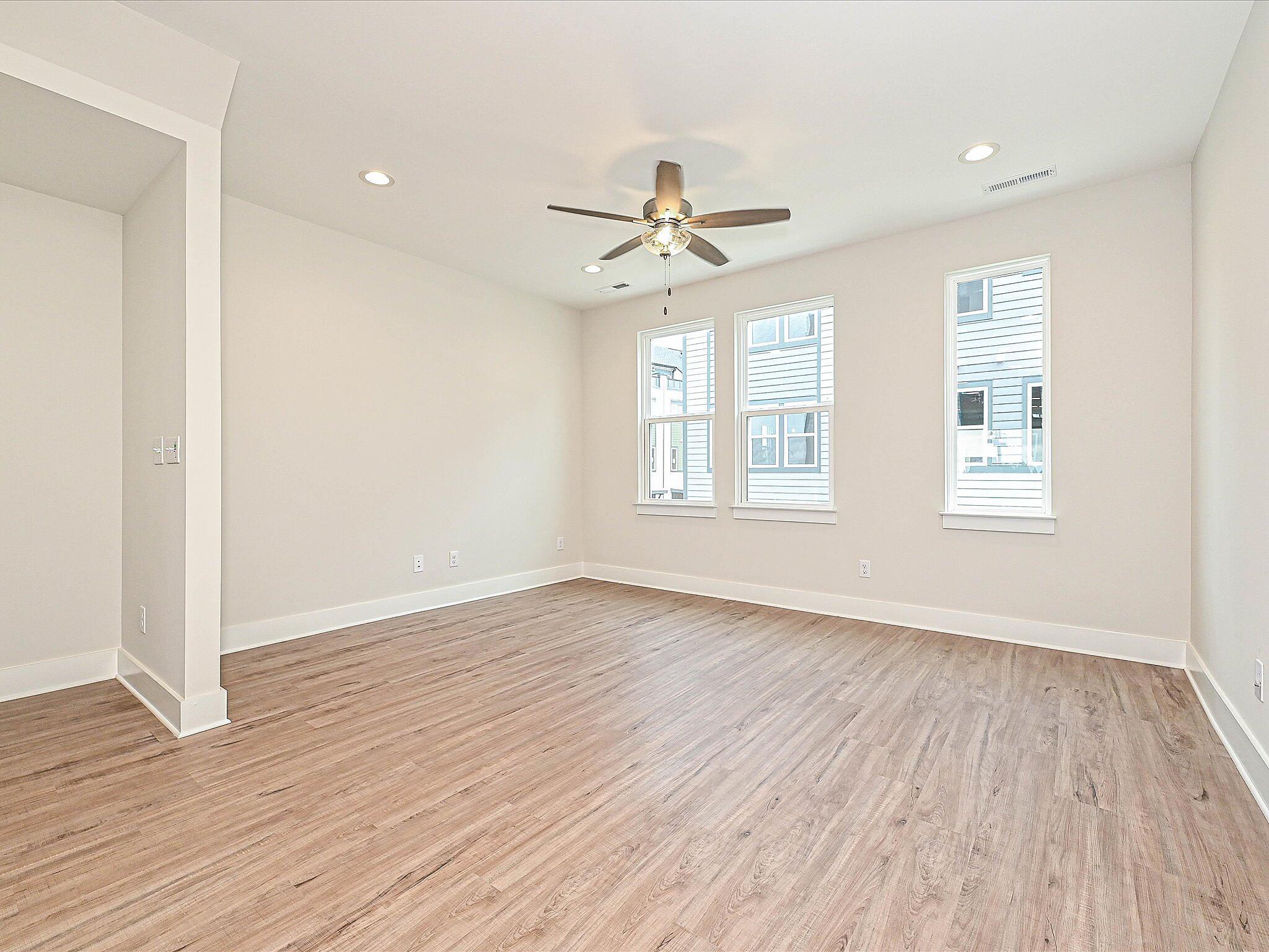 car-eqx0209-080125-14-living-1