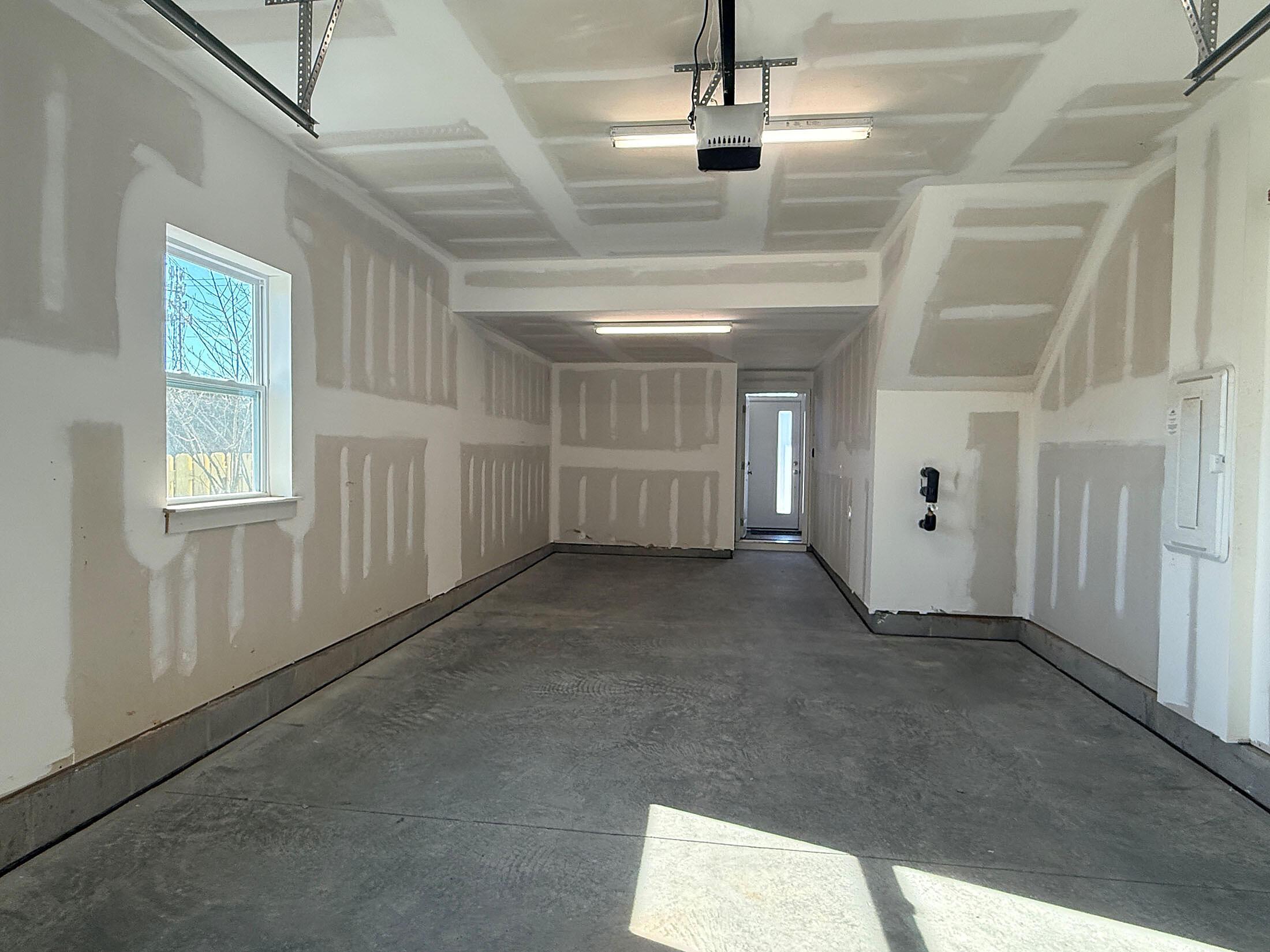 car_csw0421_010725-garage-1