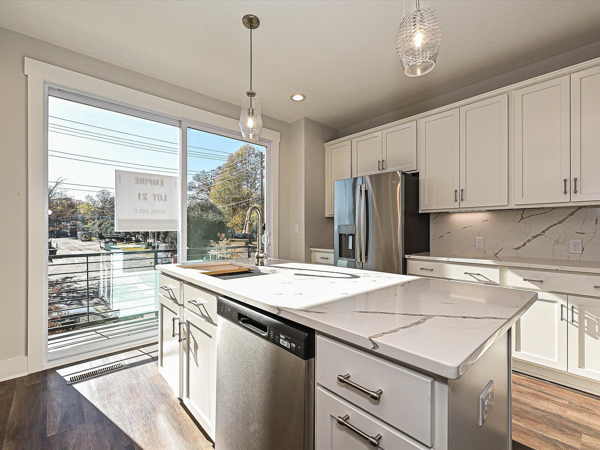 car_csw0421_111825-vt-07-kitchen-1