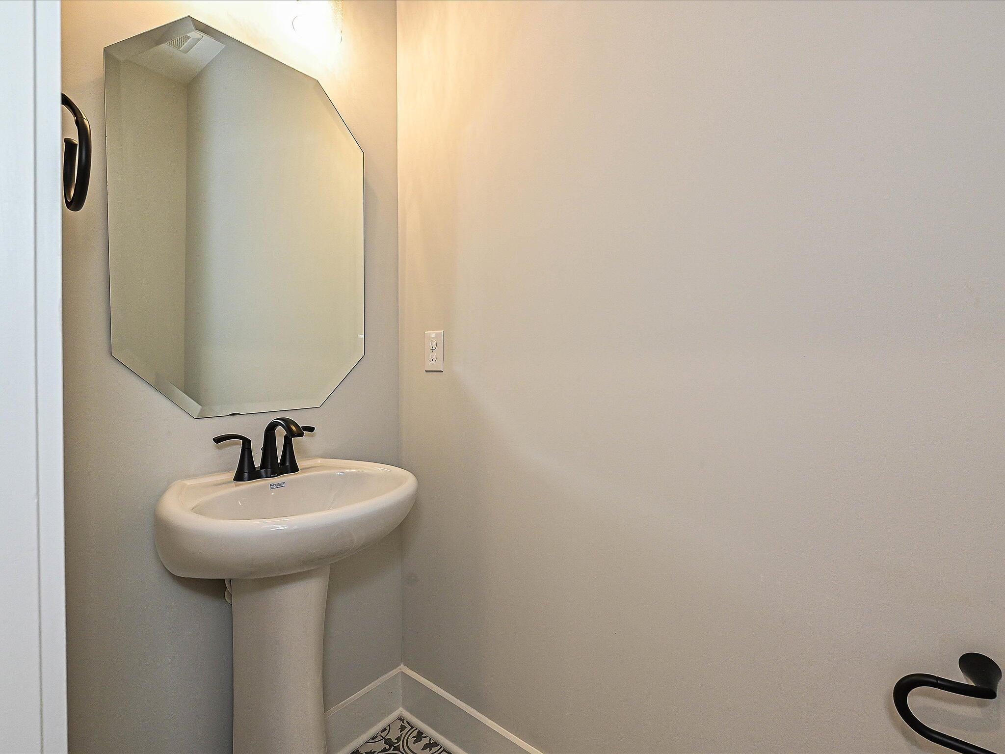 car_eqx1664-111225-vt-04-powder-room-1