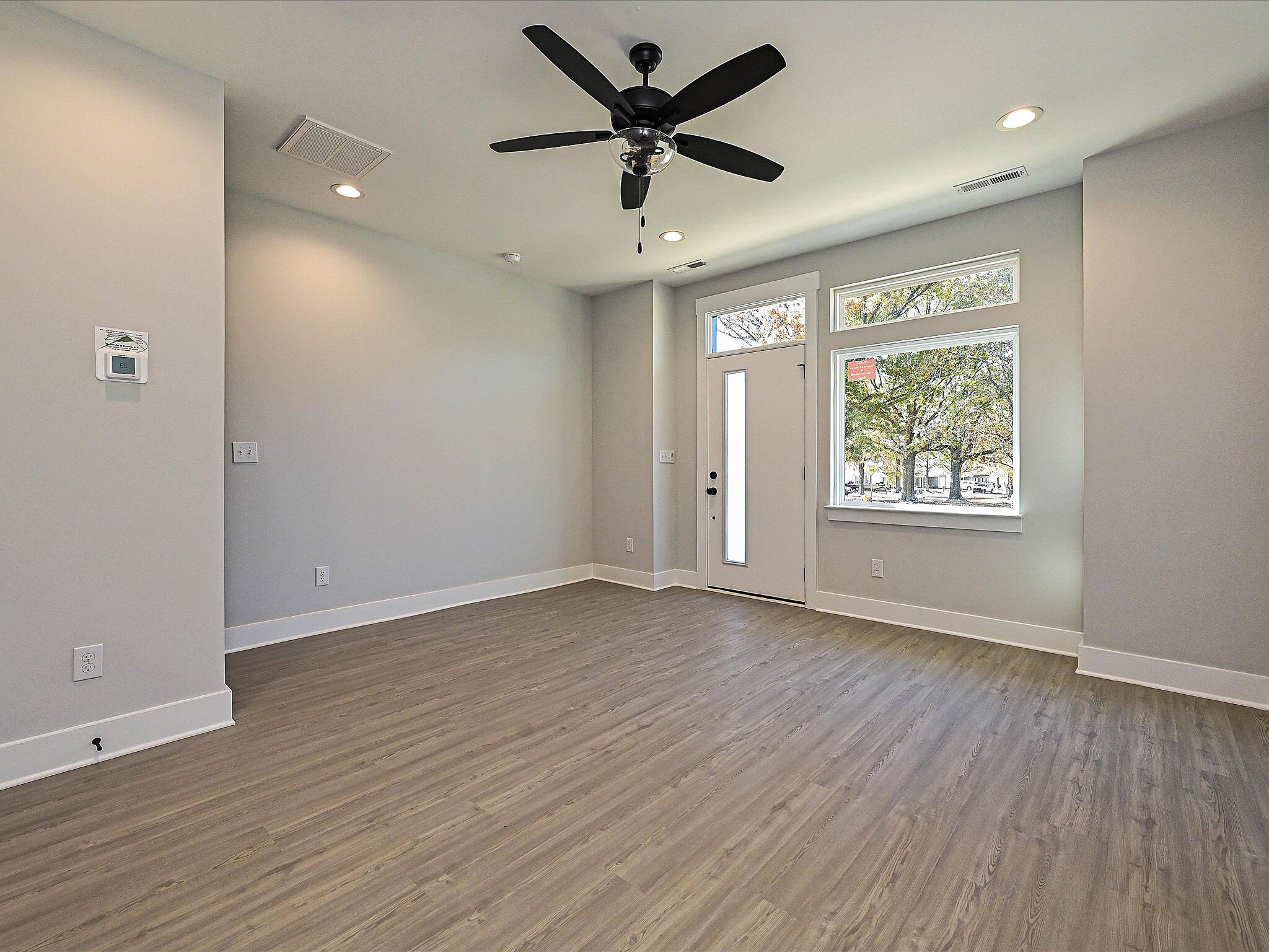 car_eqx1664-111225-vt-05-entry-flex-room-1