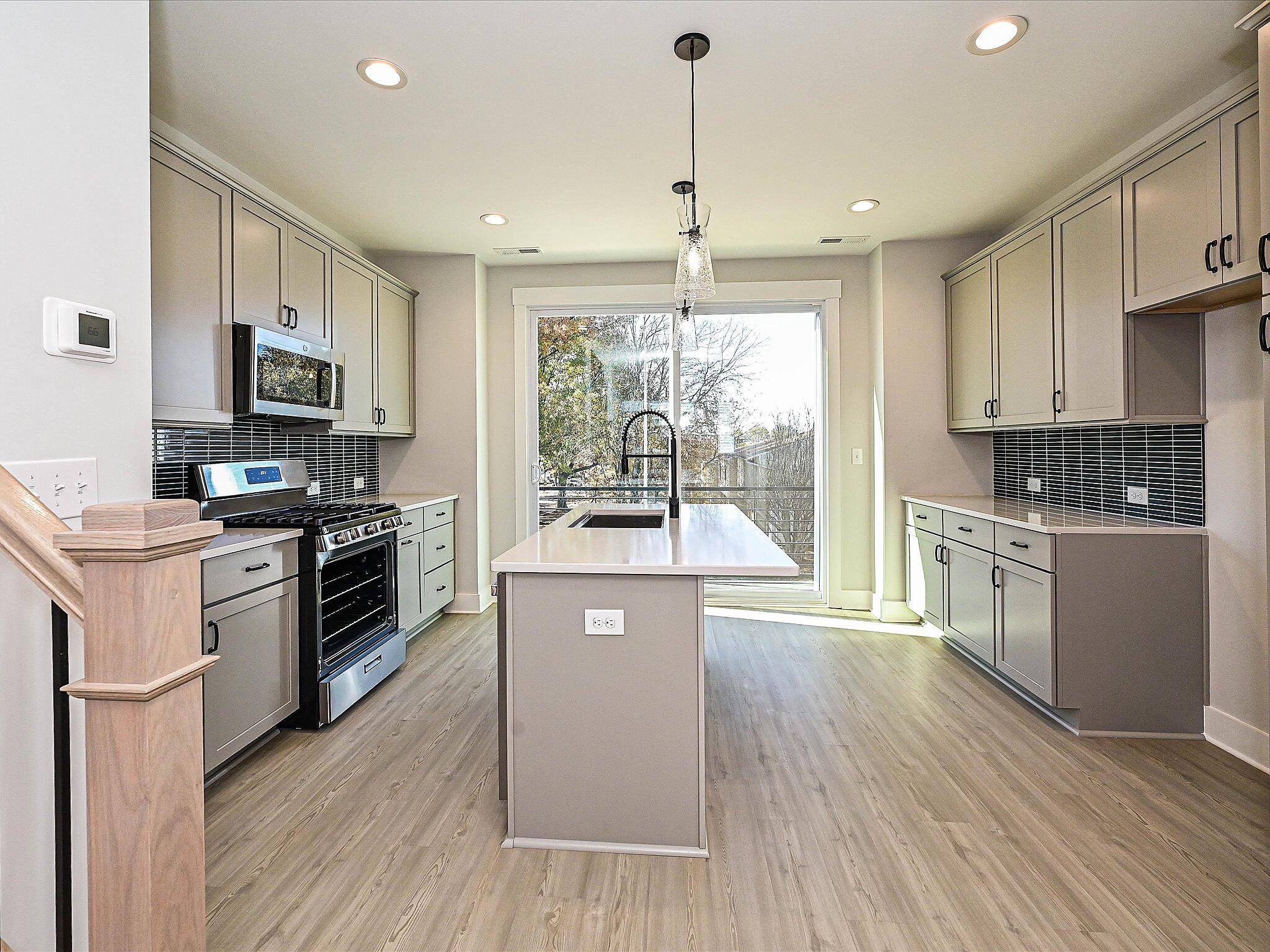 car_eqx1664-111225-vt-09-kitchen-1