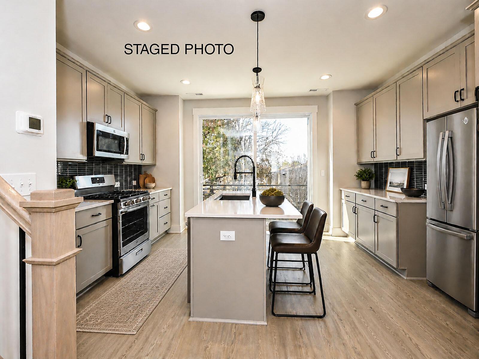 car_eqx1664-111225-vt-09-kitchen-staged-text