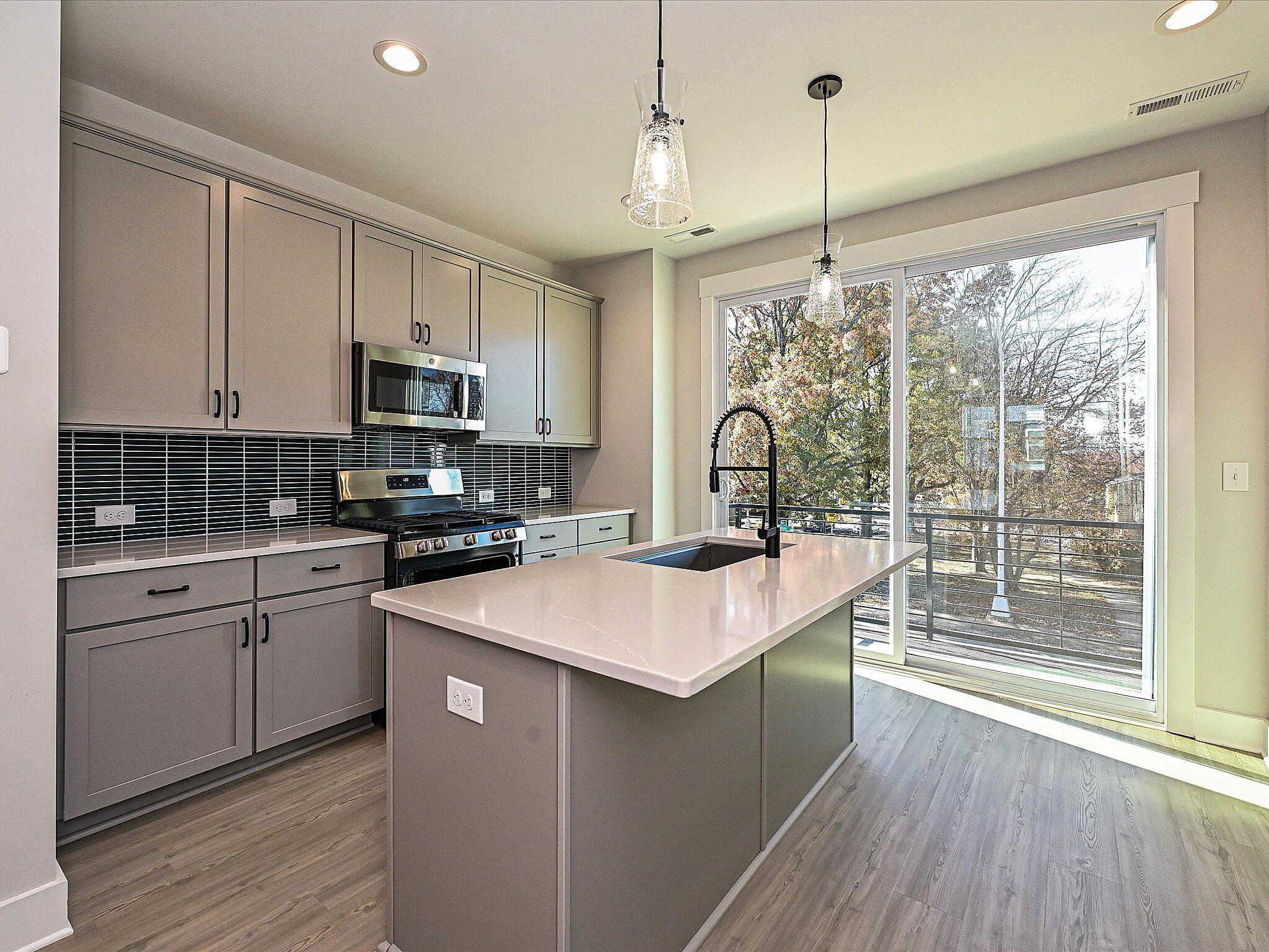 car_eqx1664-111225-vt-10-kitchen-1