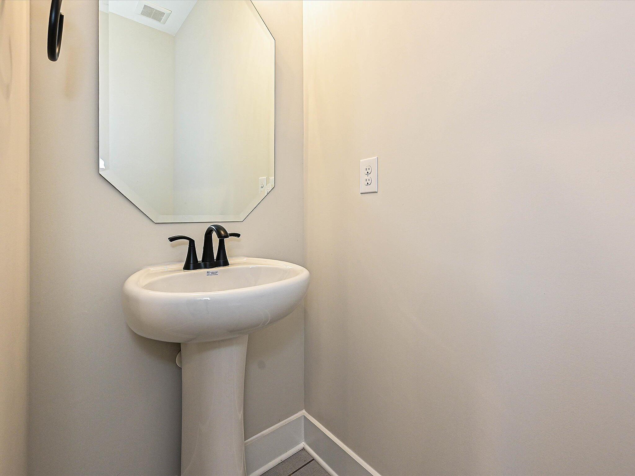 car_eqx1665-111225-vt-27-powder-room-1
