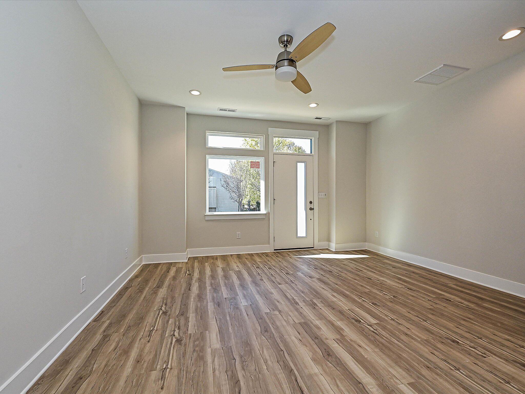 car_eqx1666-111225-vt-04-entry-flex-room-1