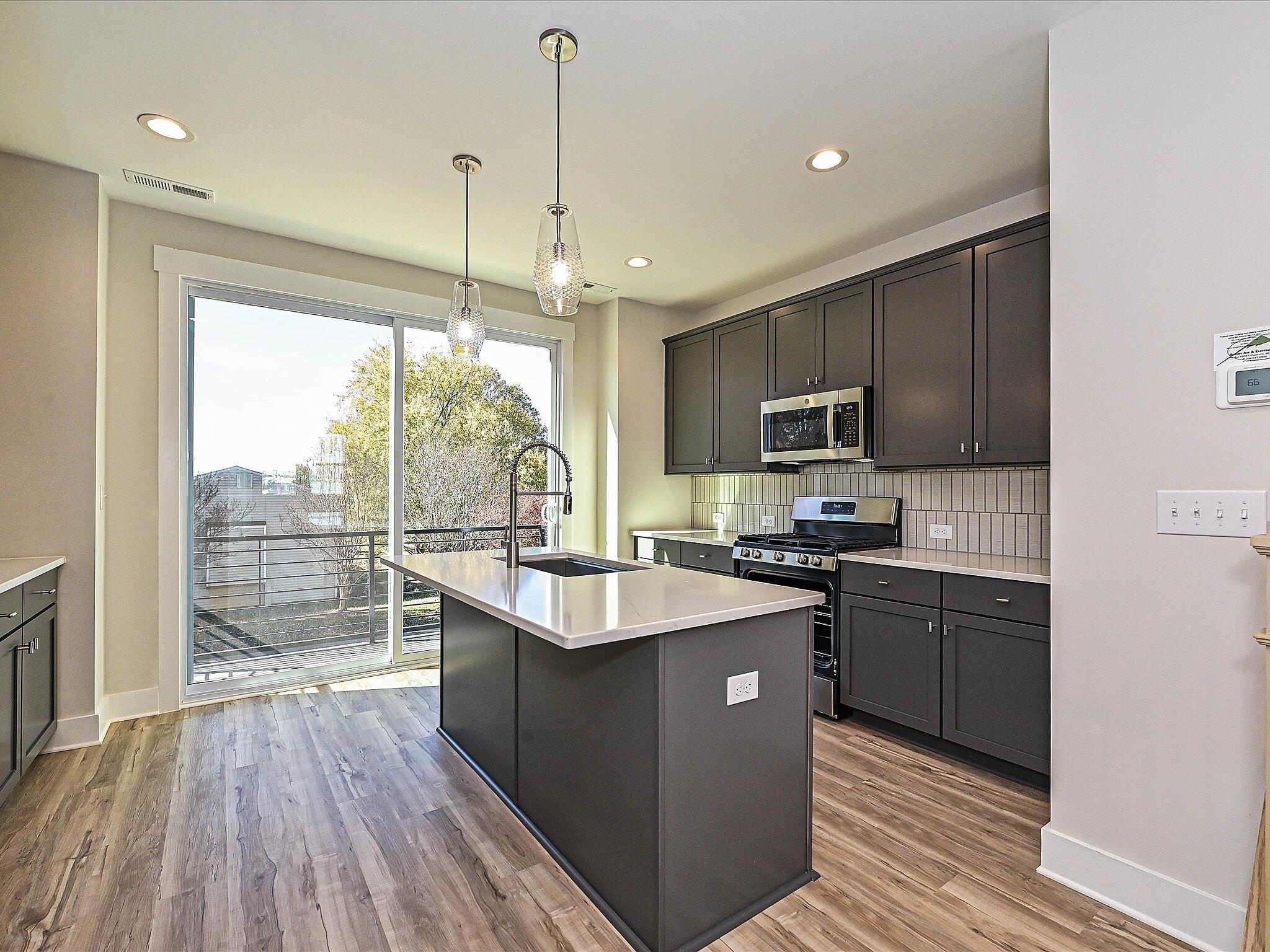 car_eqx1666-111225-vt-08-kitchen-1