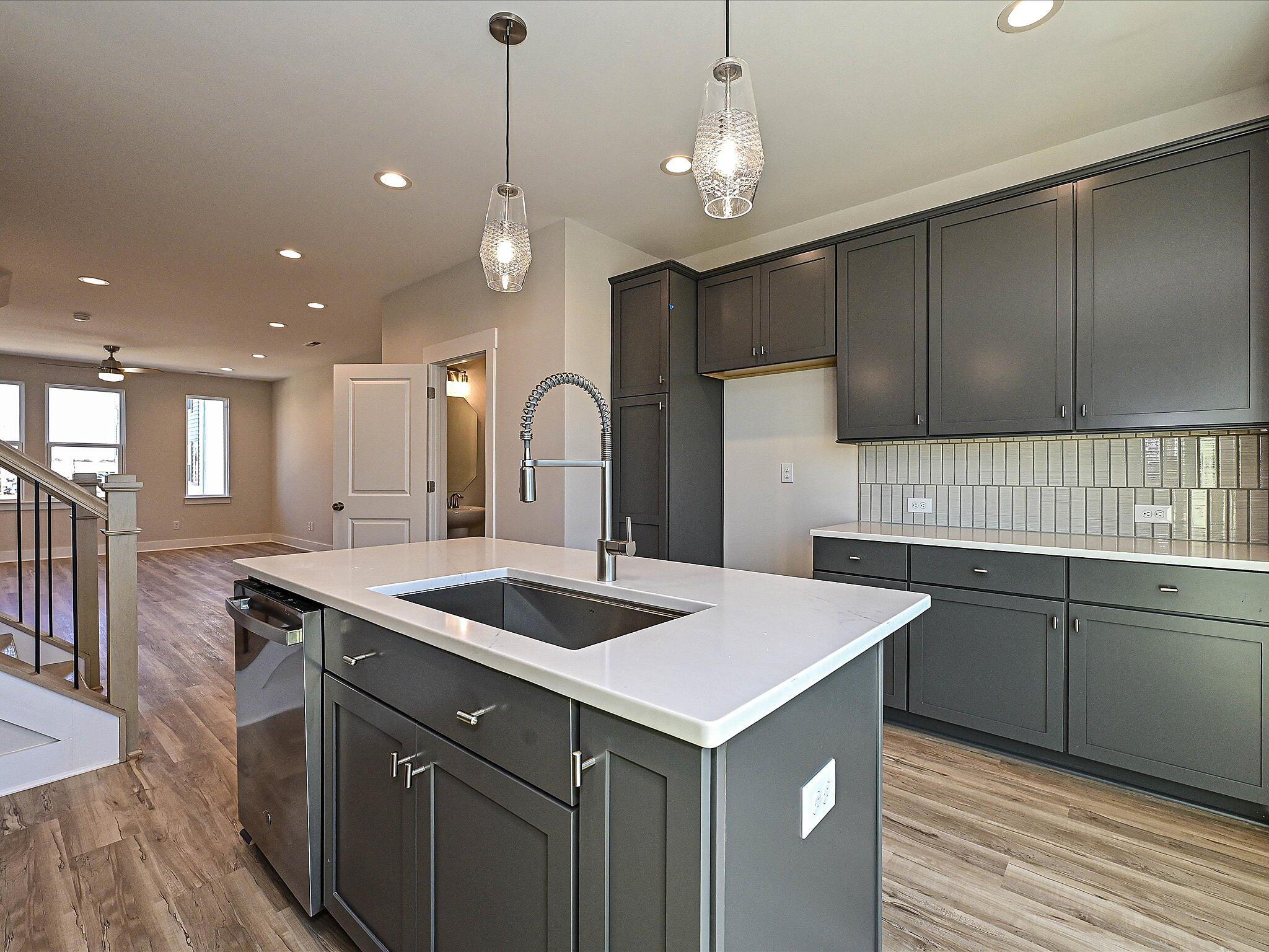 car_eqx1666-111225-vt-12-kitchen-1