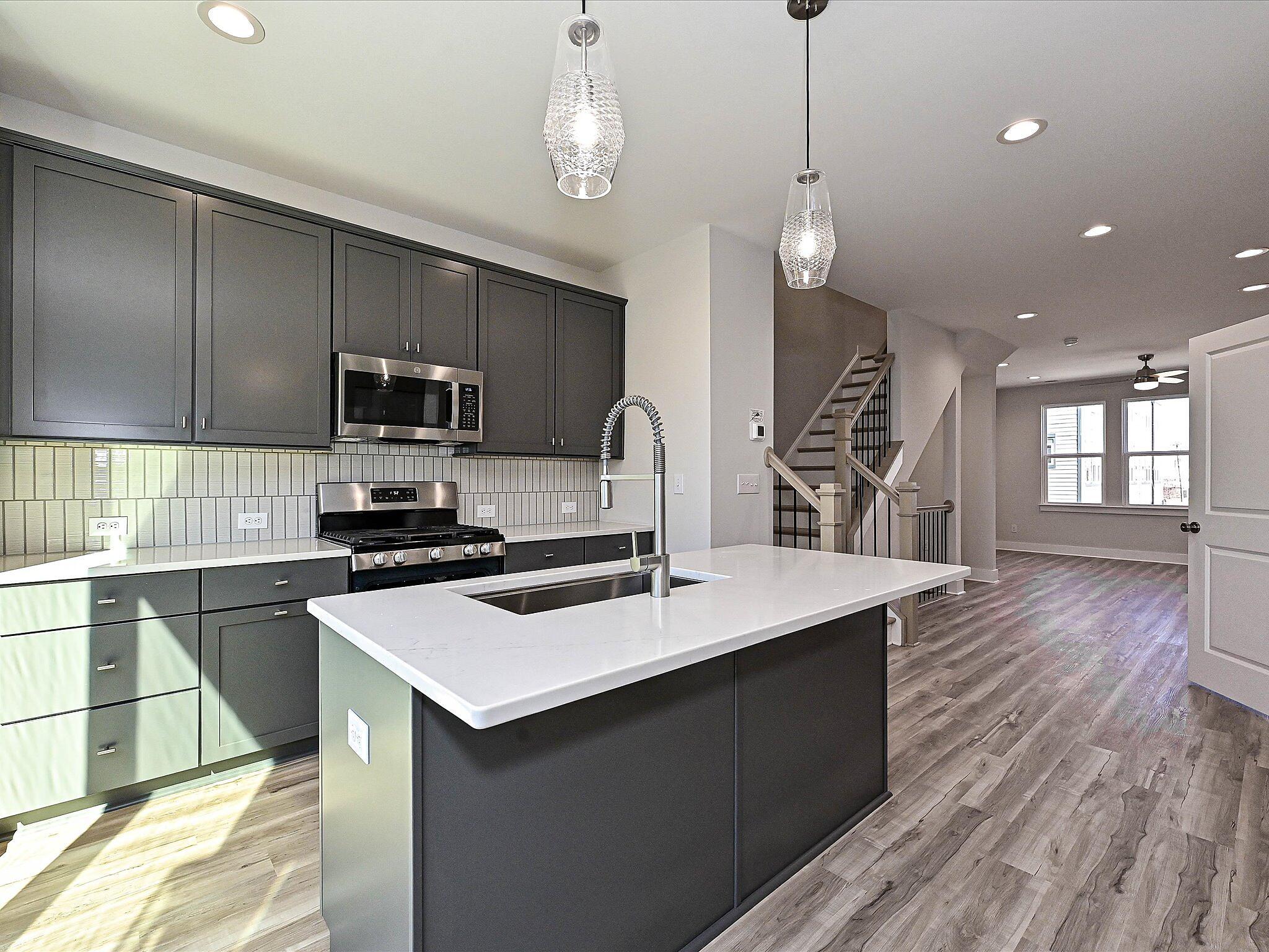 car_eqx1666-111225-vt-13-kitchen-1
