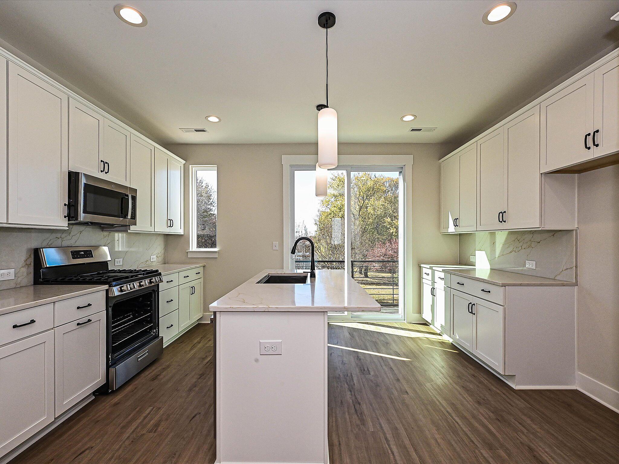 car_eqx1667-111225-vt-08-kitchen-2