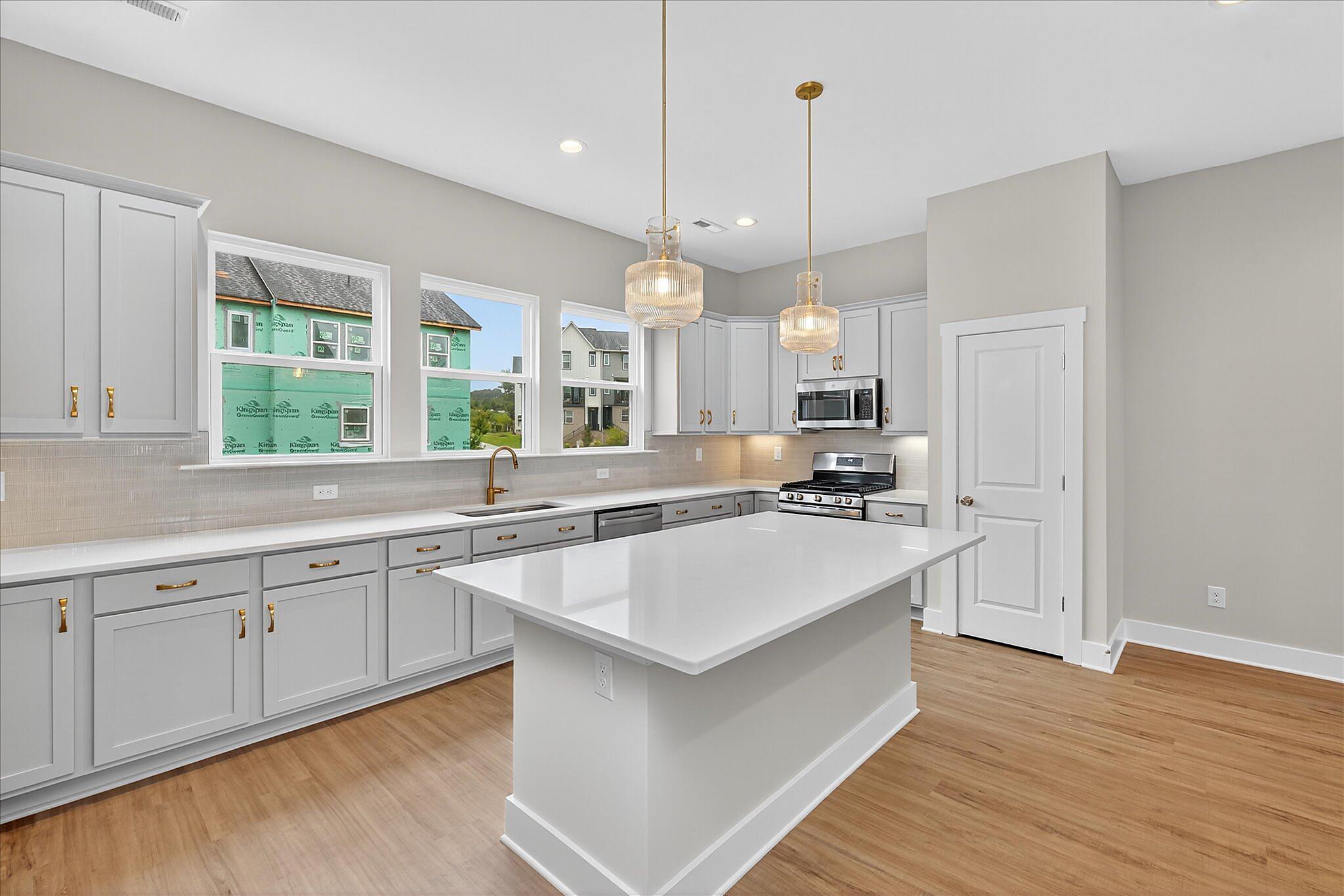 car-brx0052-081125-vt-12-kitchen