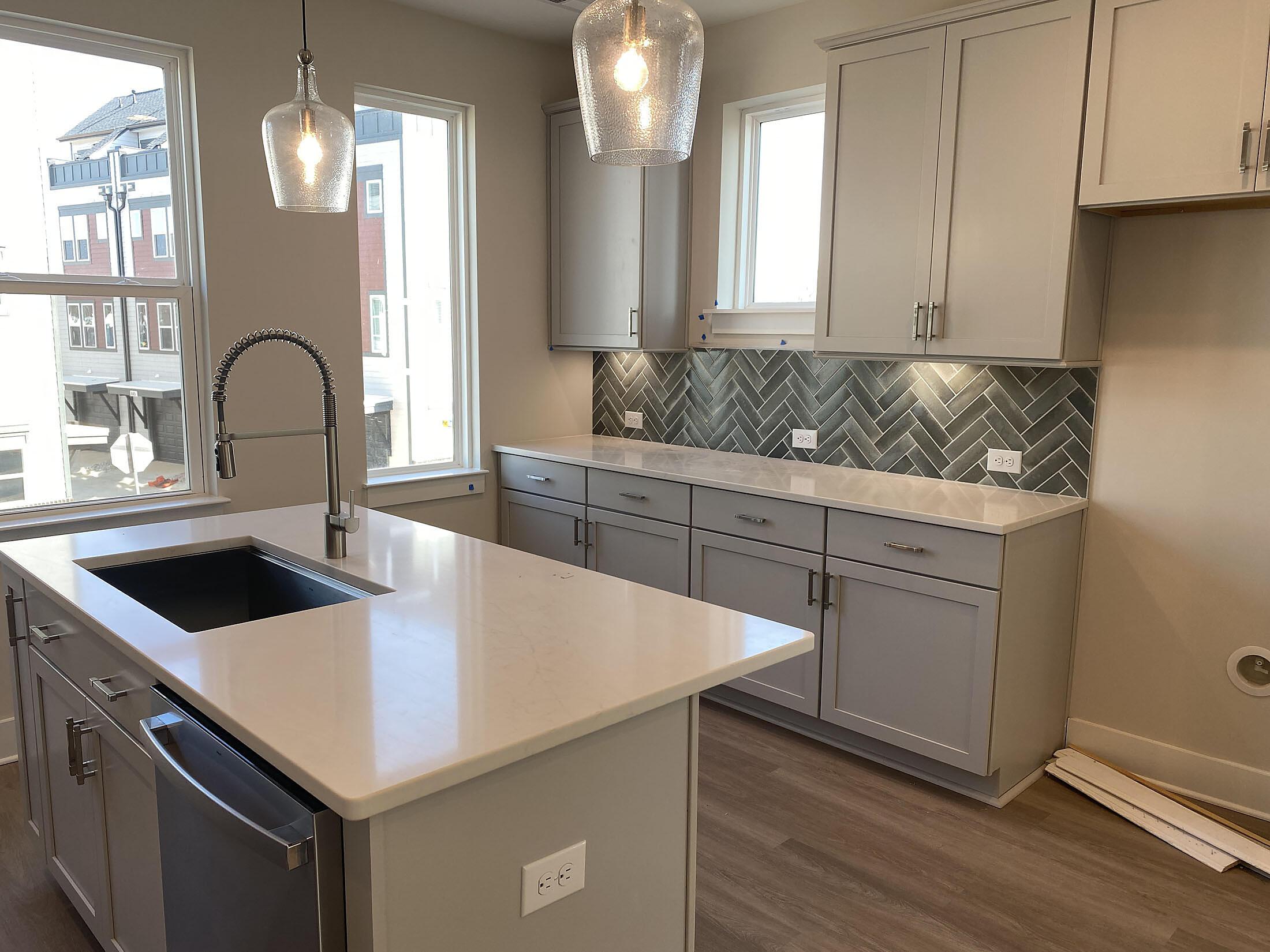 car_eqx1768_021126-kitchen_b