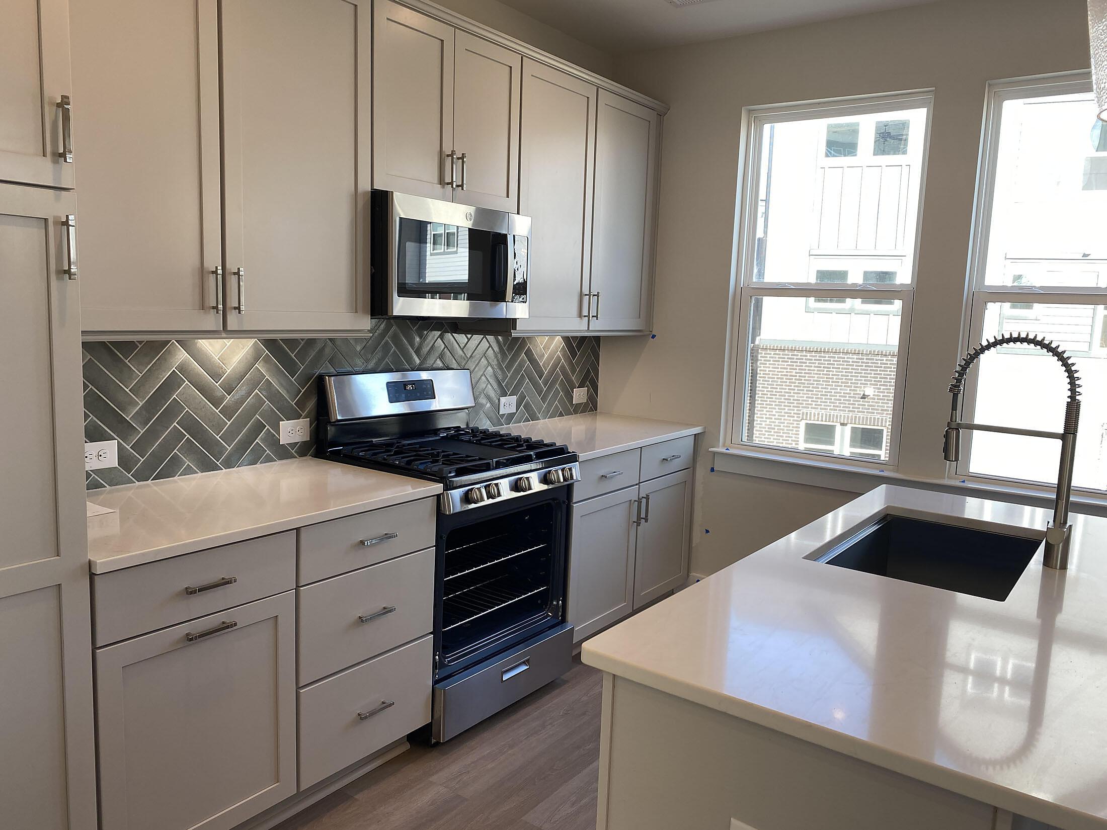 car_eqx1768_021126-kitchen_c