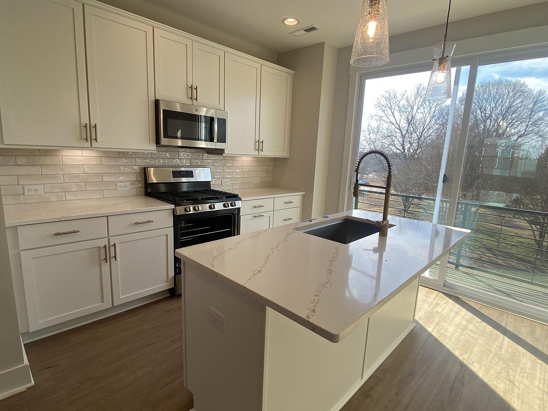 car_eqx1769_021126-kitchen_b