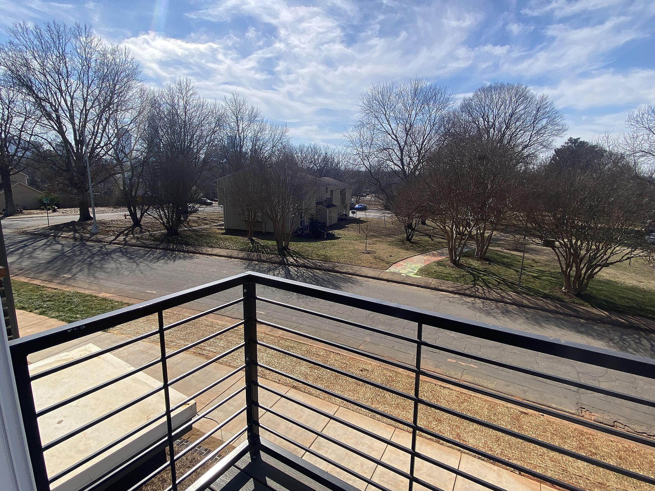 car_eqx1769_021126-terrace