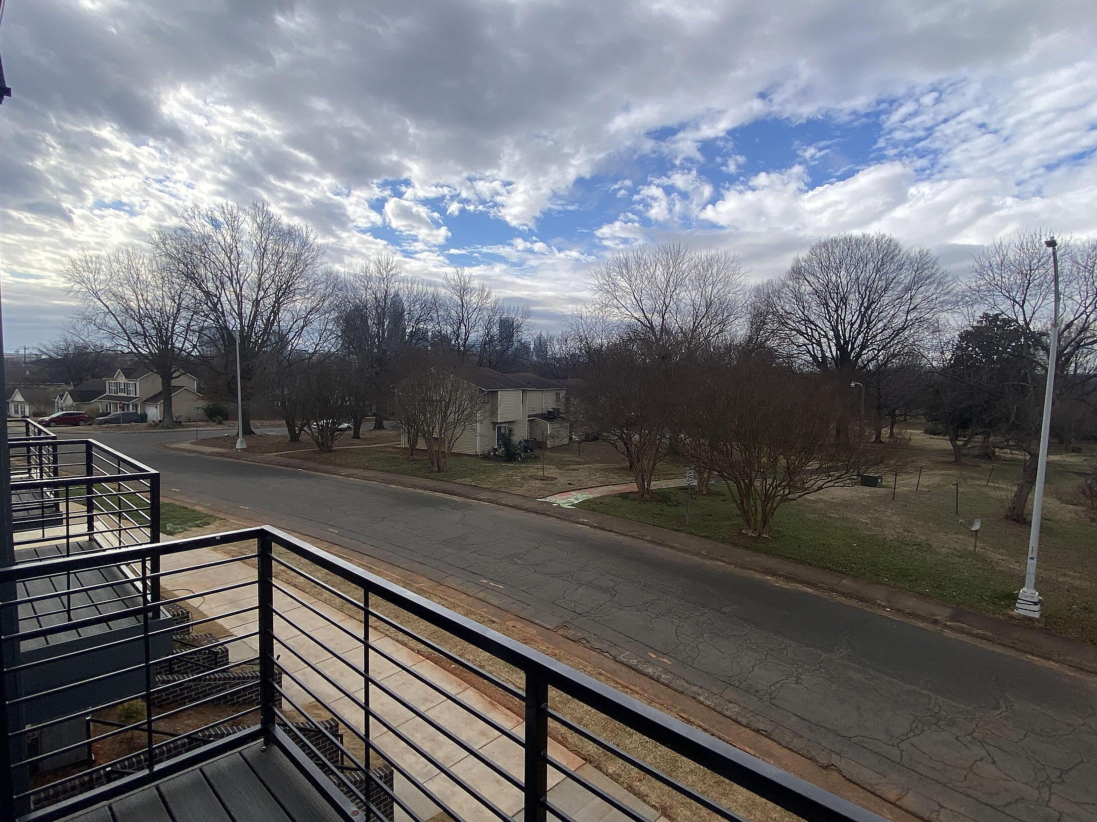 car_eqx1771_021126-terrace