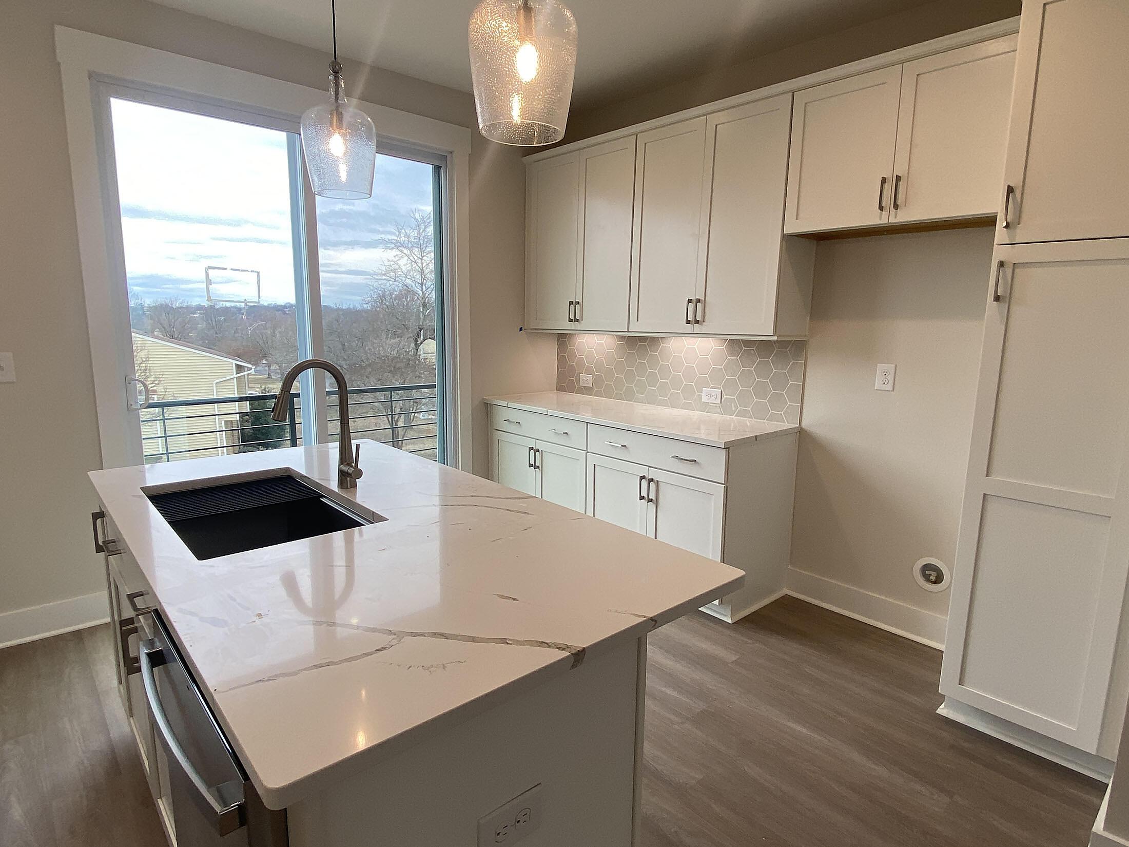 car_eqx1772_021126-kitchen_c