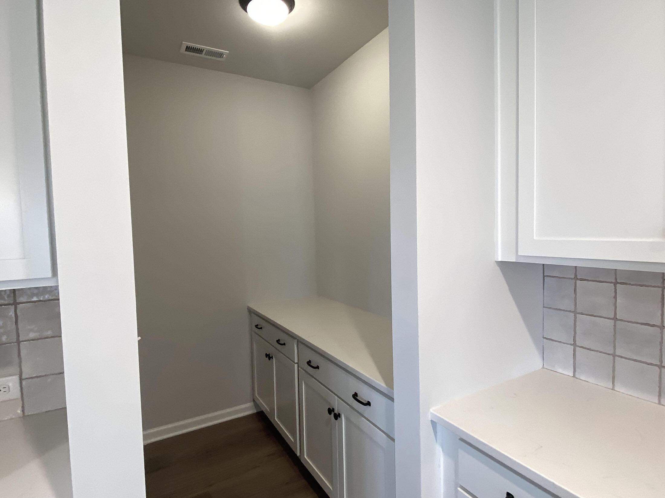 car_haf0041-120825-butler-pantry-