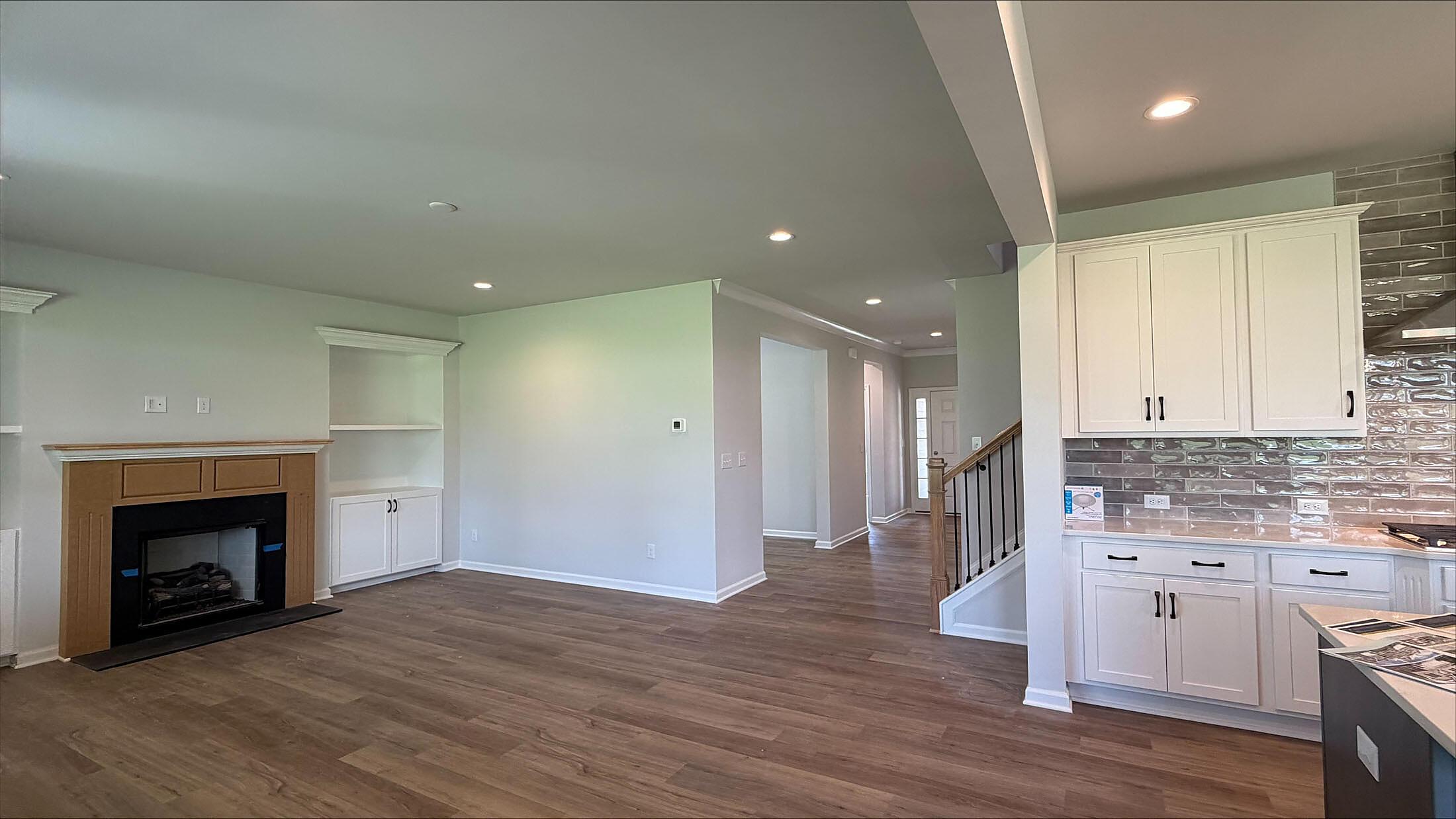 car_haf0040_081026-family-room-2