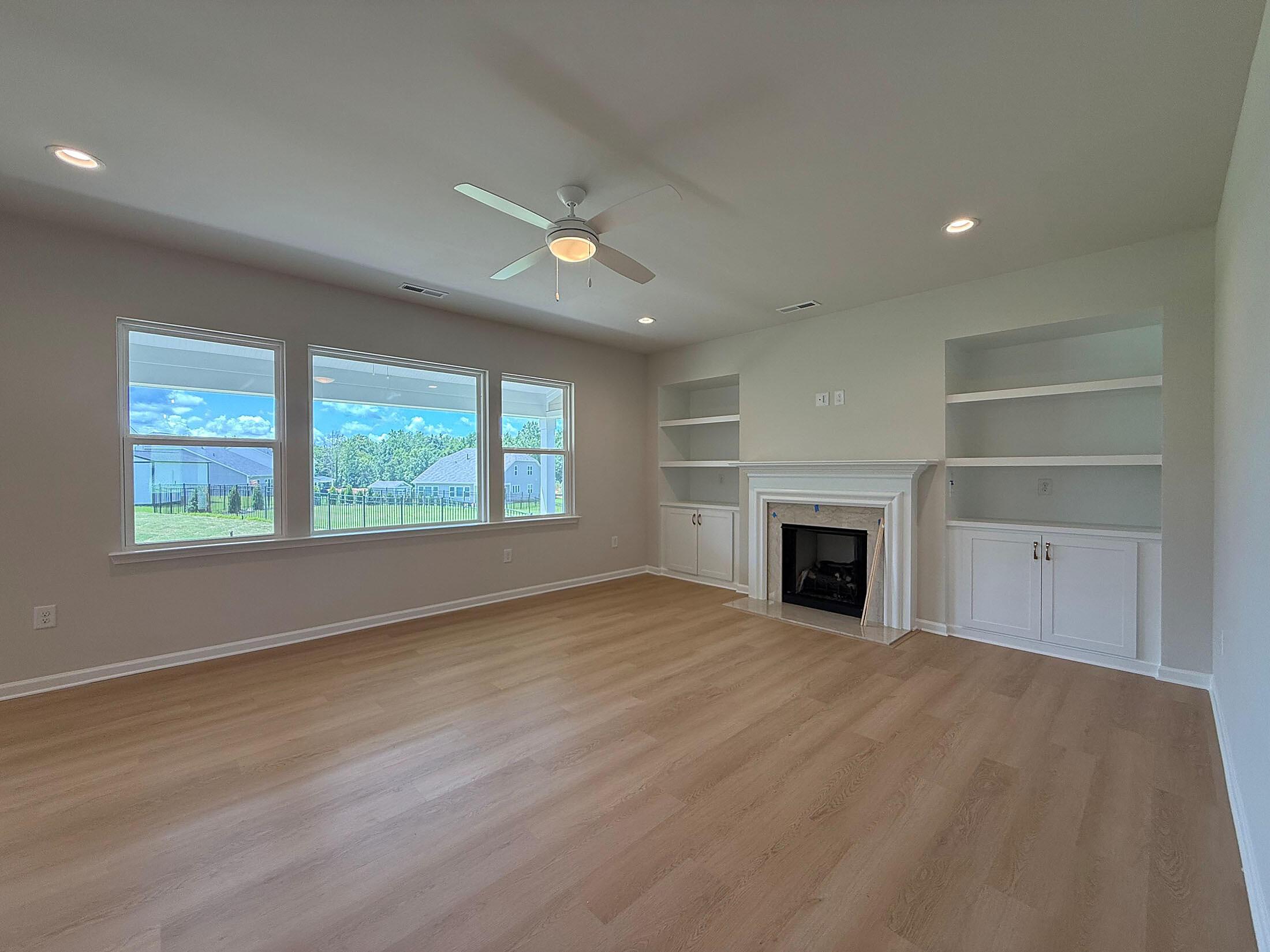 car_cwo0077_081026-familyroom-1
