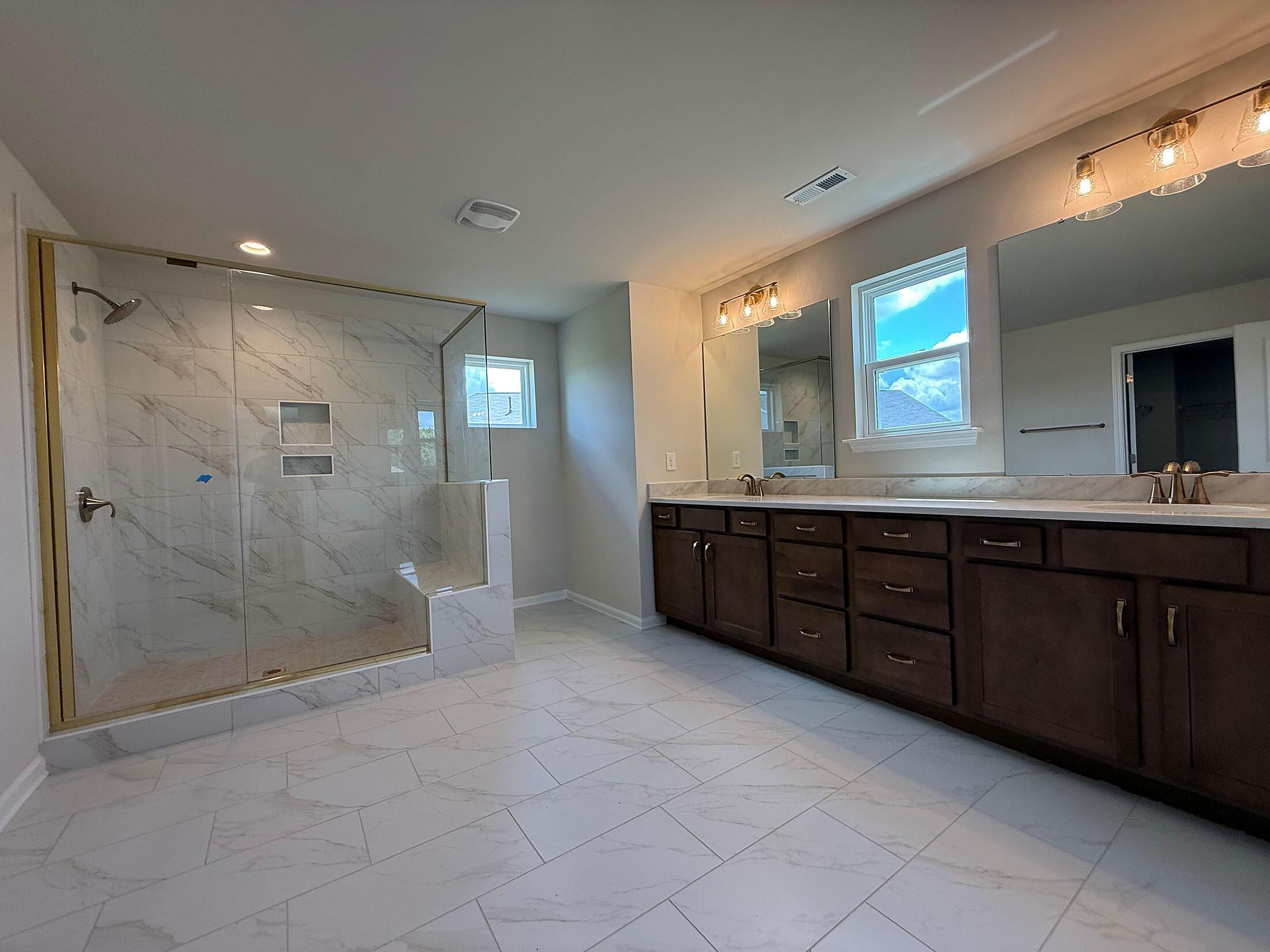 car_cwo0077_081026-premierbathroom-2